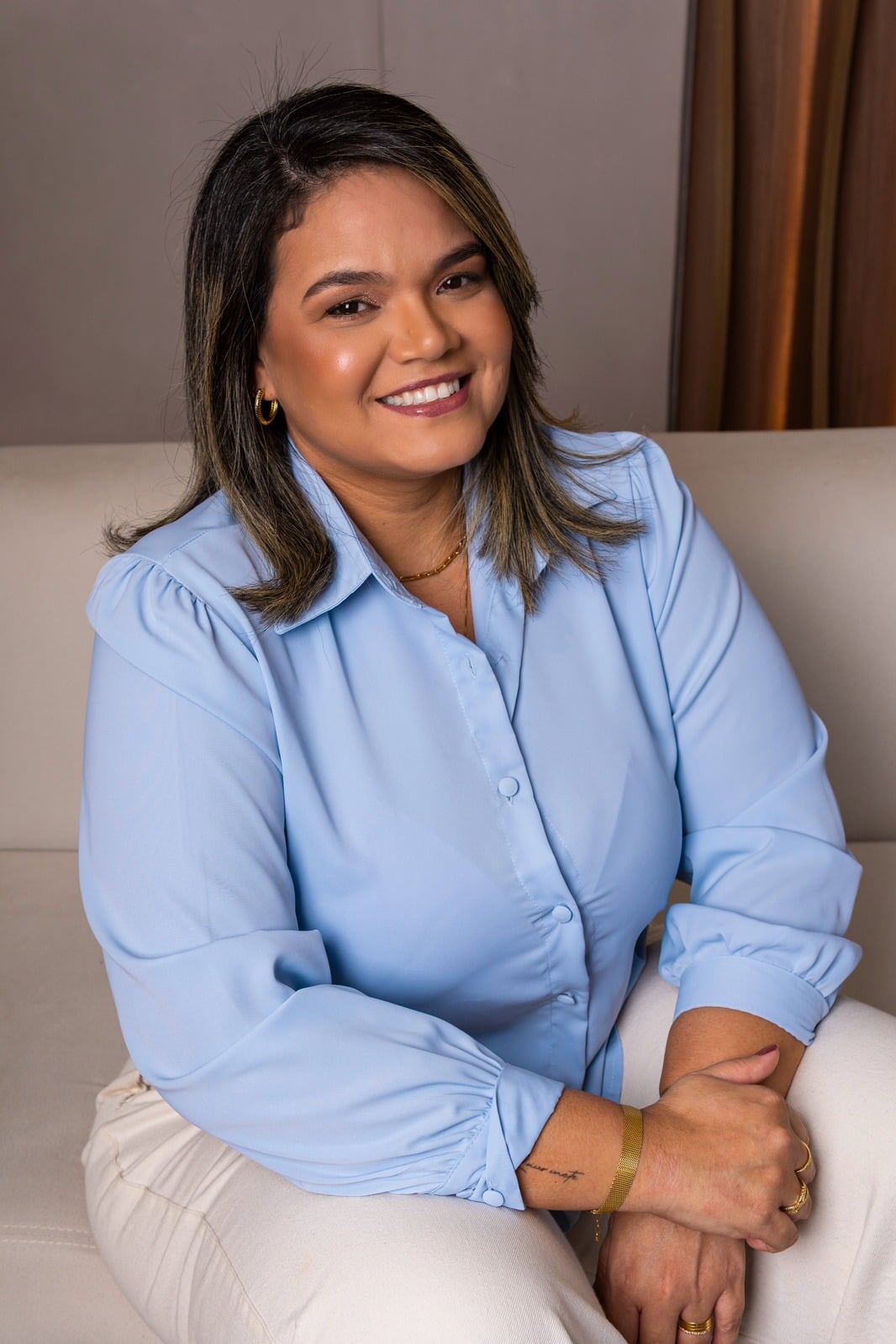 Dra. Allana Frós sorrindo